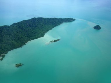 Tropikal yeşil adalar üzerinde uçan hava manzarası Phang Nga Körfezi, Andaman Denizi Tayland, deniz manzarası, yeşil ve mavi, turkuaz rengi, yüksek açı manzarası