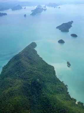 Tropikal yeşil adalar üzerinde uçan hava manzarası Phang Nga Körfezi, Andaman Denizi Tayland, deniz manzarası, yeşil ve mavi, turkuaz rengi, yüksek açı manzarası