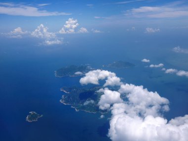 Tropikal yeşil adalar üzerinde uçan hava manzarası Phang Nga Körfezi, Andaman Denizi Tayland, deniz manzarası, yeşil ve mavi, turkuaz rengi, yüksek açı manzarası