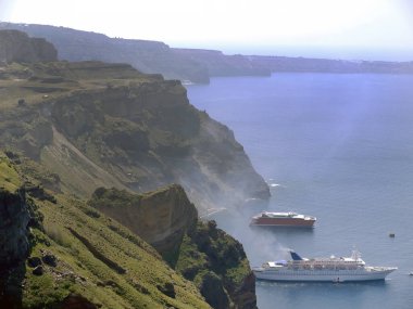 Santorini Adası limanından kalkan iki deniz gemisi ya da gemi, Yunanistan, Yunanistan, yüksek açı, ulaşım sektörü