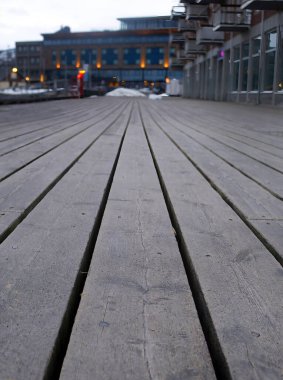 Deniz kıyısında sahil yolu, tahta tahta, güverte, yürüyüş yolu, patika ya da teras, veranda güvertesinin alçak açılı dikey görüntüsü, boşluğu kopyala