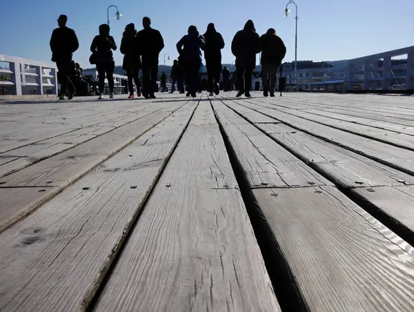 Deniz kıyısında sahil yolu, tahta tahta, güverte, yürüyüş yolu, patika ya da teras, veranda güvertesinin alçak açılı dikey görüntüsü, boşluğu kopyala