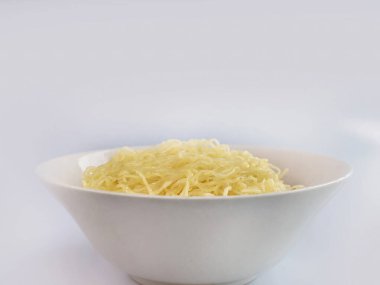 Pişmiş yumurtalı şehriye haşlanıp, kızarmış sarımsak yağıyla karıştırılmış, Asya usulü yemek, yemeye hazır, sade arka planda izole edilmiş, yerel gıda işi.