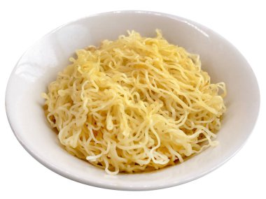 Pişmiş yumurtalı şehriye haşlanıp, bir kasede kızartılmış sarımsak yağıyla karıştırılmış Asya usulü yemek, yemeye hazır, beyaz arka planda kırpma yolu ile izole edilmiş.