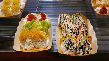 Tayland Çıtır Krep Krepleri modifiye edilmiş, tatlı krema, çikolata sosu, parçalanmış hindistan cevizi, yumurta sarısı şeritleri, Tayland Kızılhaç Fuarı 'nda satılıyor.