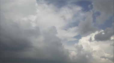 Mavi gökyüzünde beyaz kabarık bulutların ortaya çıkışını ve dağılışını gösteren geriye dönük hareket, rüzgarın ve doğanın gücü ve hızla dönüşümü ve reformu.