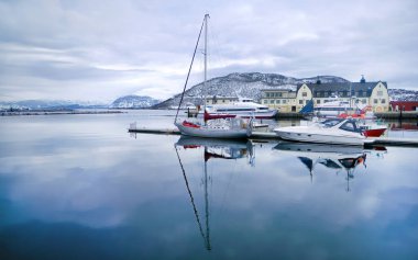 Temiz su aynasından nefes kesen manzara, dağ ve gökyüzüne kenetlenmiş Yat 'ı yansıtıyordu, Lofoten Adaları, Norveç, dramatik manzara duvar kağıdı. jpg