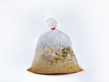 Erişte, sadece Tayland 'da şeffaf plastik poşet, kauçuk bantla bağlanmış, geleneksel Tayland usulü gıda paketi, paket servisi veya dağıtım işi, kirlilik konsepti