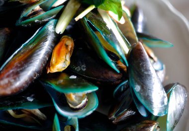 Tayland usulü tatlı fesleğen, baharatlı acı sosla servis edilen yerel midyeler, yakın çekim, Tayland yerel restoranında deniz ürünleri yemeği.