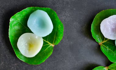 Tayland tatlıları, Çiçekli Rice Kekleri veya Kanom Nam Dok Mai yeşil yemek tabağı aralia yaprağı, çiçek kokulu pastel rengi, Tayland Geleneksel