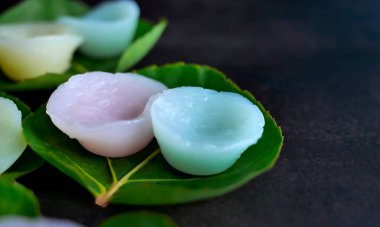 Tayland tatlıları, Çiçekli Rice Kekleri veya Kanom Nam Dok Mai yeşil yemek tabağı aralia yaprağı, çiçek kokulu pastel rengi, Tayland Geleneksel