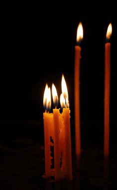 Kum havuzunda yanan sarı mum ışığını kapatarak, erdem, inanç ya da inanç, saygı duası, barışçıl kavram, din