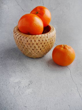 Mandarin Portakalı ya da Tangerinesa düzenleme sanatı, tropik narenciye meyvelerinin canlı rengi, ev dekorasyonu için dekor nesneleri görüntüsü. jpg