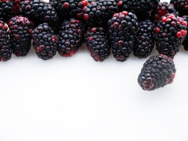 Böğürtlen, koyu renkli meyve, tatlı tat ve yüksek antioksidan içerikli tart tadı, taze süper yiyecek konsepti, beyaz arka planda izole edilmiş yaşam.