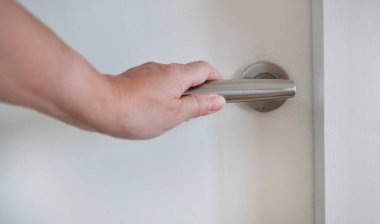 Kapı açık, kapı kolunda kadın eli, iş konsepti, otel, ev, apartman dairesi, apartman dairesi, ikamet, seyahat, turizm, satış, kiralama, kiralama