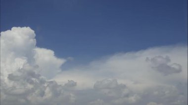 Kabarık beyaz bulut hızlı reformun hareketinde ve parlak mavi gökyüzüne karşı dönüşümde, rüzgarın ve doğanın gücü, reklam konsepti videosu
