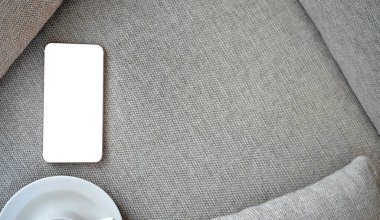Flat Lay, Top view akıllı telefon modeli kırpma yolu, fotokopi alanı olan bir fincan kahve, serbest çalışan ya da online alışveriş konsepti
