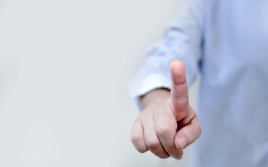 El hareketleriyle işaret etmek veya sanal bir düğmeye basmak, yeni dokunmatik arayüz çevrimiçi dijital teknoloji, iş konsepti 