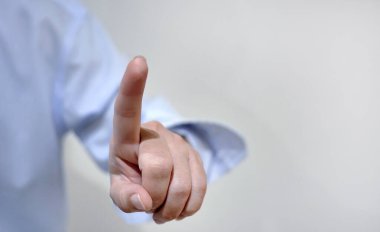 El hareketleriyle işaret etmek veya sanal bir düğmeye basmak, yeni dokunmatik arayüz çevrimiçi dijital teknoloji, iş konsepti 