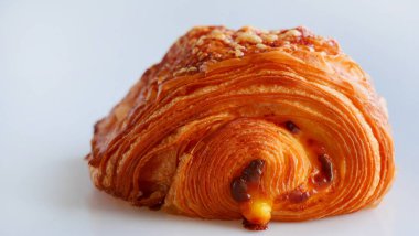 Taze pişmiş iştah açıcı tereyağlı kruvasan jambon ve erimiş peynirle dolu, kruvasan hamurundan yapılmış pastane, Savory Crusty Ekmekleri