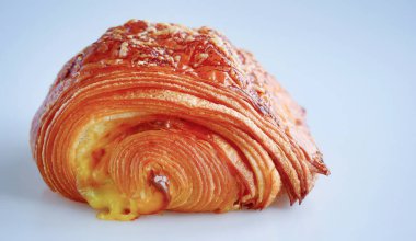 Taze pişmiş iştah açıcı tereyağlı kruvasan jambon ve erimiş peynirle dolu, kruvasan hamurundan yapılmış pastane, Savory Crusty Ekmekleri