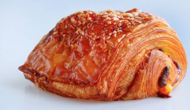 Taze pişmiş iştah açıcı tereyağlı kruvasan jambon ve erimiş peynirle dolu, kruvasan hamurundan yapılmış pastane, Savory Crusty Ekmekleri