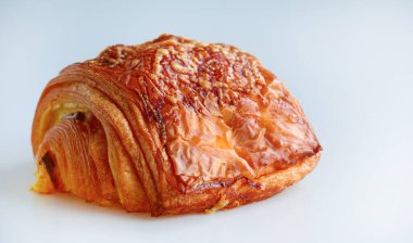 Taze pişmiş iştah açıcı tereyağlı kruvasan jambon ve erimiş peynirle dolu, kruvasan hamurundan yapılmış pastane, Savory Crusty Ekmekleri