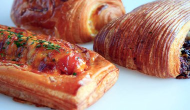 Taze pişmiş iştah açıcı çeşitli kruvasanlardan, kruvasan hamurundan yapılmış pastaneden, Savory Crusty Ekmeklerinden, atıştırmalık acılı çöreklerden,