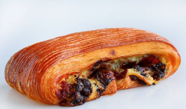 Taze pişmiş Acı Suisse çikolatası, geleneksel Fransız pastası veya kruvasan hamurundan yapılmış İsviçre ekmeği, tatlı pastane pastası.