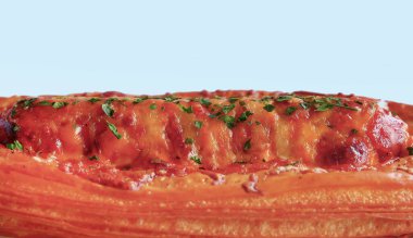 Taze fırınlanmış Sriracha mayonez sosisi, özel menü pastanesi kruvasan hamurundan yapılmış, sadece Tayland 'da sosisle dolu. 