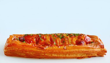 Taze fırınlanmış Sriracha mayonez sosisi, özel menü pastanesi kruvasan hamurundan yapılmış, sadece Tayland 'da sosisle dolu. 