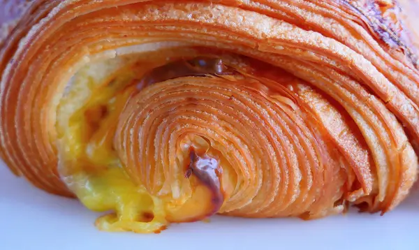 Taze pişmiş iştah açıcı tereyağlı kruvasan jambon ve erimiş peynirle dolu, kruvasan hamurundan yapılmış pastane, Savory Crusty Ekmekleri