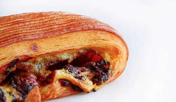 Taze pişmiş Acı Suisse çikolatası, geleneksel Fransız pastası veya kruvasan hamurundan yapılmış İsviçre ekmeği, tatlı pastane pastası.