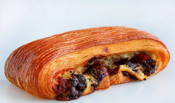 Taze pişmiş Acı Suisse çikolatası, geleneksel Fransız pastası veya kruvasan hamurundan yapılmış İsviçre ekmeği, tatlı pastane pastası.