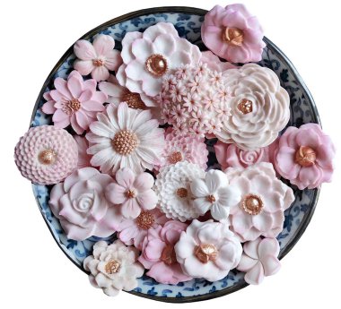 Sam Pan Nee, pastel pembe tonda Tayland tatlısı çeşitli çiçek şekilli Hindistan cevizi sütü tadı, otantik Tayland el işi aperatif, kırpma yolu ile izole edilmiş beyaz arka plan