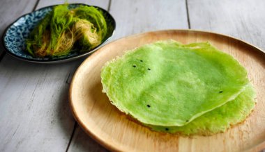 Yeşil renk Roti Sai Mai ya da pamuk helva pamuk helvası Roti, Tayland tatlısı tatlı Roti 'ye pamuk şeker sarmak ya da yuvarlak ekmek