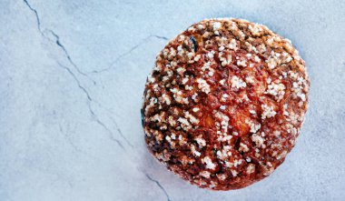 Geleneksel Sanatçı Panettone, taze pişmiş kuru üzüm ve meyveli tatlı ekmek, klasik İtalyan tarzı Noel keki ve yeni yıl tatlısı.