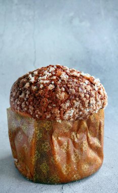 Geleneksel Sanatçı Panettone, taze pişmiş kuru üzüm ve meyveli tatlı ekmek, klasik İtalyan tarzı Noel keki ve yeni yıl tatlısı.
