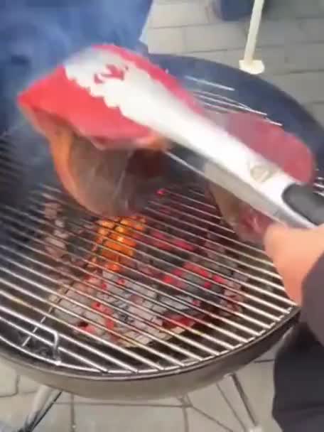 グリルで大きな牛ステーキを調理する — ストック動画