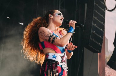 Chicago, Illinois, ABD - 1 Ağustos 2024: Şarkıcı Chappell Roan, Lollapalooza 'nın ilk gününde Grant Park, Chicago' da sahne aldı..