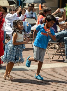 Hindistan Bağımsızlık Günü 'ne katılanlar 17 Ağustos 2025' te Indianapolis şehir merkezindeki anıt çemberinde dans ediyorlar..