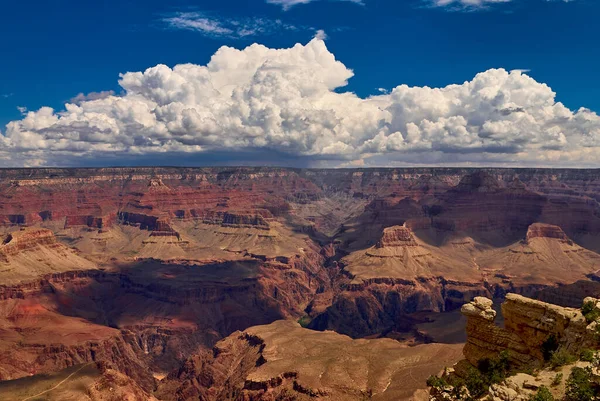 Arizona, ABD 'deki Büyük Kanyon Köyü' nün doğusundaki Güney Rim Patikası 'ndan görülen panoramik manzara.