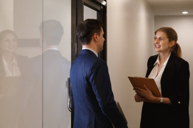 Borsa Teknik Grafik Eğilimi üzerine çalışan finans ekibi analisti. Tüccar yatırımcı toplantısı gece olacak. İş adamı araştırma ekibiyle risk ve yatırım raporunda konuşuyor