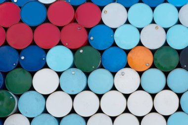 tekrar kullanılmış çelik kimya tankları ya da üst üste dizilmiş petrol varilleri. petrol tankları arka plan ve enerji endüstrisi kavramı.
