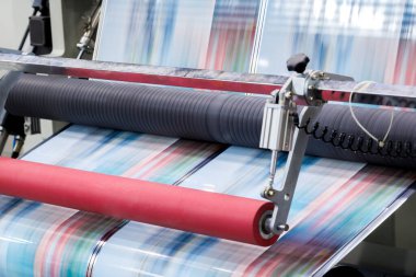 Dijital kontrol paneli ile otomatik etiket yazdırma makinesinin yeni yenilikçi teknolojisi. Baskı fabrikasındaki gıda ürünlerini paketlemek için sürekli plastik film basımı.