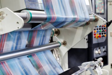 Dijital kontrol paneli ile otomatik etiket yazdırma makinesinin yeni yenilikçi teknolojisi. Baskı fabrikasındaki gıda ürünlerini paketlemek için sürekli plastik film basımı.