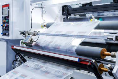 Dijital kontrol paneli ile otomatik etiket yazdırma makinesinin yeni yenilikçi teknolojisi. Baskı fabrikasındaki gıda ürünlerini paketlemek için sürekli plastik film basımı.