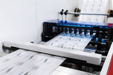 Dijital kontrol paneli ile otomatik etiket yazdırma makinesinin yeni yenilikçi teknolojisi. Baskı fabrikasındaki gıda ürünlerini paketlemek için sürekli plastik film basımı.