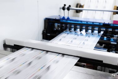 Dijital kontrol paneli ile otomatik etiket yazdırma makinesinin yeni yenilikçi teknolojisi. Baskı fabrikasındaki gıda ürünlerini paketlemek için sürekli plastik film basımı.