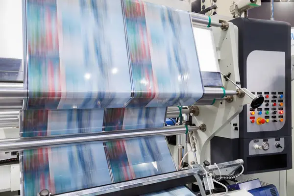 Dijital kontrol paneli ile otomatik etiket yazdırma makinesinin yeni yenilikçi teknolojisi. Baskı fabrikasındaki gıda ürünlerini paketlemek için sürekli plastik film basımı.